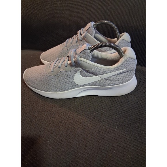 Nike Womens Tanjun 812655-010 Gray Running Shoes Sneakers‎ Size 8.5 - Picture 1 of 8